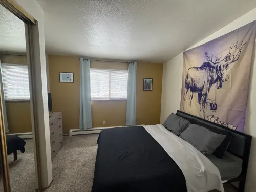 One Bedroom Top Floor Condo with Mountain View from Bedroom and Covered Parking