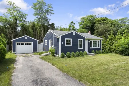 Beautiful remodeled 2 bedroom home — 5 min from the beach! 20 percent for week Отели в г. Саутгемптон