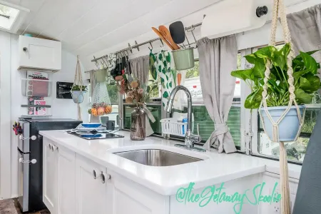 Getaway Skoolie- OFF Grid & Take you wherever your heart desire Отели рядом с достопримечательностью «Latitude 42° Brewing Company Portage»