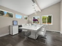 Luxury 8 beds Villa with Private Heated Pool & Resort Amenities Hotels in Edmonds
