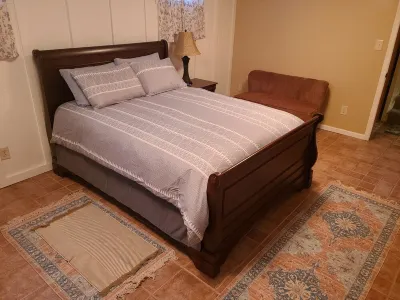 Cheshire House // Family Home, Fenced Yard, Pet Friendly, 2 mi from Mayo Clinic Hotels near Walmart Supercenter