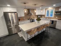 Cheerful, Newly Renovated Cottage close to Newport w/ hot tub!