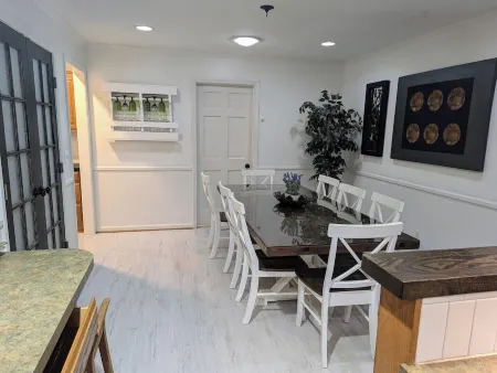 Spacious 4-bed home with king suites, near Riverbanks Zoo and downtown Columbia.