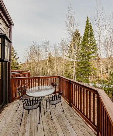 Ski-In/Ski-Out lodge near hiking/golf, restaurants, Lake Superior and sleeps 8.