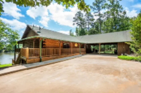 Serene Lakeside Getaway