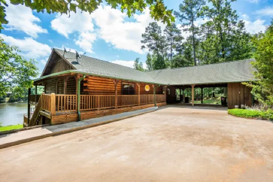 Serene Lakeside Getaway