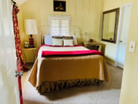 Secluded Cozy Cottage in Historic Downtown