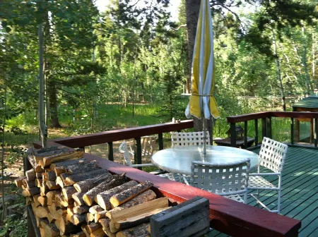 Charming Log Cabin for Peaceful Mountain Getaway!