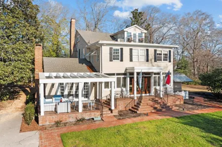 Historic Gem, Steps from UNC & on Franklin St Отели рядом с достопримечательностью «Университет Северная Каролина в Чапел Хилл»