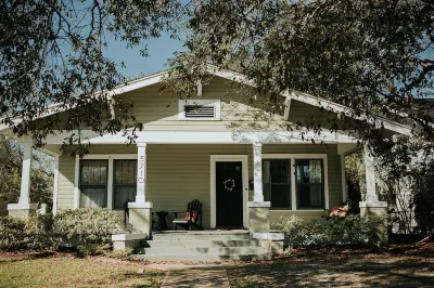 Casa Verde - cozy bungalow perfect location. Walk to Beach & Island View Casino! Hotels near Airport Plaza
