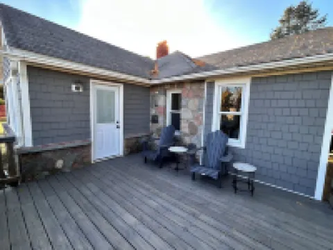 Ironton Stone Cottage, walk to Lake Charlevoix beach.