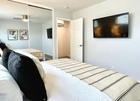 Dogs Stay Free • Mid-Century Chic • King Bed • Walk Downtown • Parking