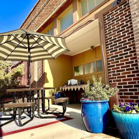 Gorgeous loft in historic building near HPU, restaurants, shops.