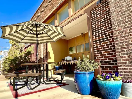 Gorgeous loft in historic building near HPU, restaurants, shops. Hotels in Brownwood