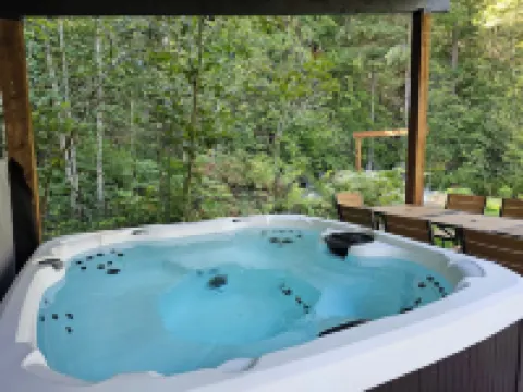 North Cascades Escape- spacious 5 bedroom, Hot Tub,  family-friendly, WiFi, AC