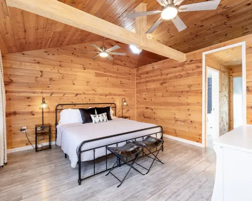 Island Cottage w/ Pool Table & Walking distance to Cranberry! Hotels in Stokes Township