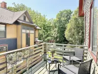 Downtown Oak Park/Fast WIFI/Free Parking/ Victorian Home/Sleeps 6 Hotels in Oak Park