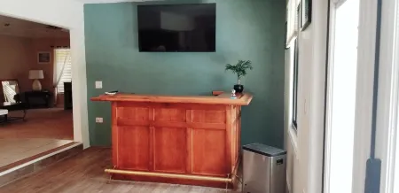 Hidden Treasure with Large Heated Pool near Boat Park Отели рядом с достопримечательностью «Порт-Сент-Люси Ботаникал Гарденс»