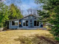 Beautiful 2BR+Loft Cottage with amazing views! Hotels in Gladwin County