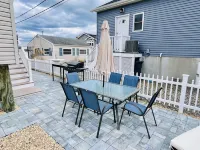 Fun shore bungalow that is walkable to the beach!