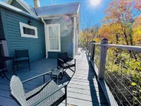 Classic Romantic Creek View D/T Cottage~ Walk to Town & at ~Relax on the Porch