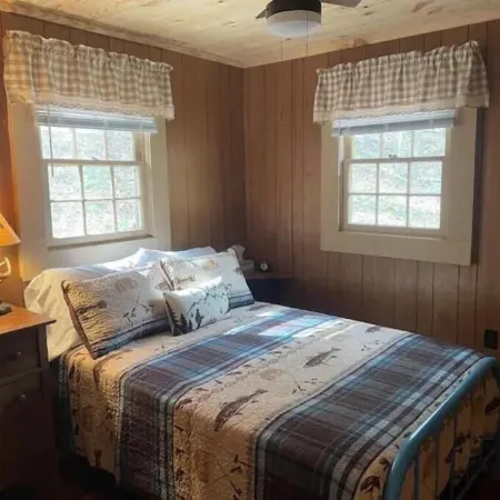 Cozy creek side cabin.  Pet Friendly.   Single Story, with ramp at entry Отели в г. Лорел Форк