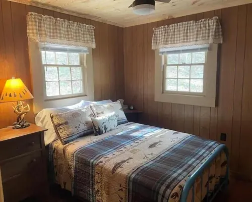 Cozy creek side cabin.  Pet Friendly.   Single Story, with ramp at entry Hotels in Laurel Fork