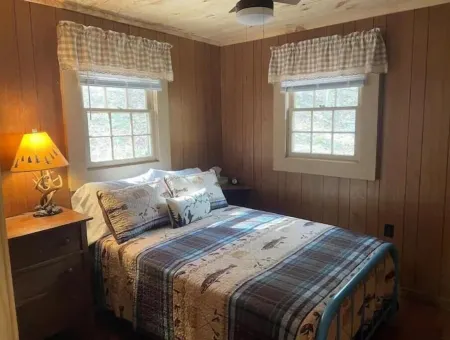 Cozy creek side cabin.  Pet Friendly.   Single Story, with ramp at entry