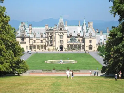 Luxury 5 bedroom, Mountain Views, Hot Tub, Game Room, Gourmet Kitchen, Hiking