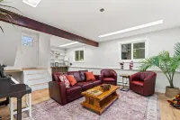 5Rm Seattle House w/Hot Tub , 12 Minutes to Stadiums