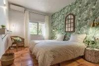 Villa El Pino. Beautiful and spacious Spanish style villa with private pool