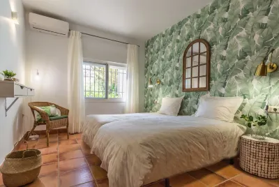 Villa El Pino. Beautiful and spacious Spanish style villa with private pool Hotels near Playa Salobreña