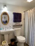 Garden Chalet walking distance to Oldtown Salinas Rabobank Stadium 주변 호텔