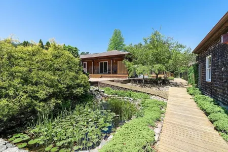 Retreat to Martha's Vineyard with a Private Pool & Outdoor Living in Oak Bluffs Отели рядом с достопримечательностью «ЙМКА Мартас-Винъярд»