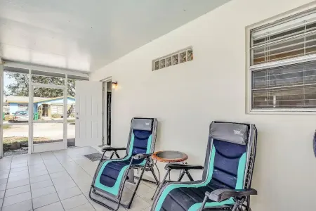 Quiet Naples Home: Walking Distance to Downtown. Pet Friendly! Отели рядом с достопримечательностью «Нейплс Пир»