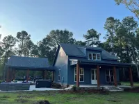 2-Bedroom Cabin Overlooking a Private Lake with Dock and Kayaks Hotels in Covington County
