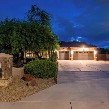 Beautiful backyard oasis w/free heated diving pool
