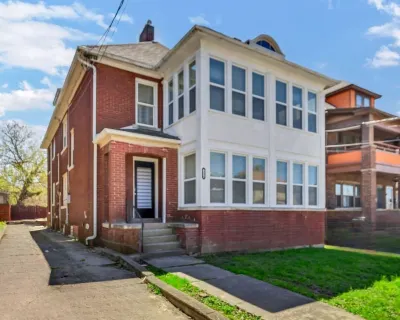2700ft2, 6 bdrm, 2 kitchens, mins to Falls, AC, WiFi, sleep 16