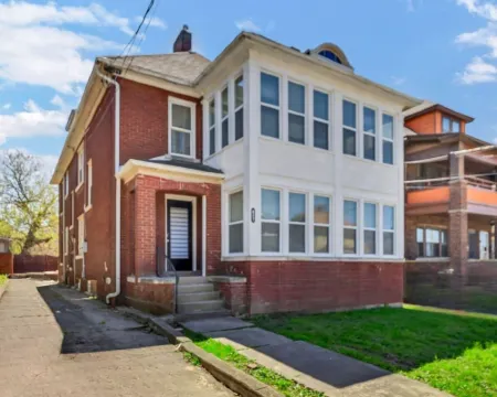 mins to the Niagara Falls with WiFi, AC, Arcade, full kitchen