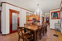 Pulaski Trail Escape / Fully Stocked Kitchen / Sleeps 18 w Off Street Parking Hotels in Wallace