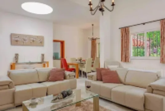Beautiful Villa set in a quiet cul-de-sac close to all amenities
