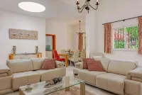 Beautiful Villa set in a quiet cul-de-sac close to all amenities