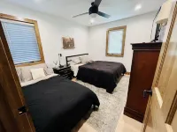 Modern 4 bedroom Lake House on Private Lake near WI Dells/Castle Rock Lake