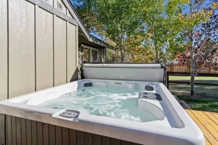 Swan Rd Getaway w/Hot Tub - Near Mt. Bachelor