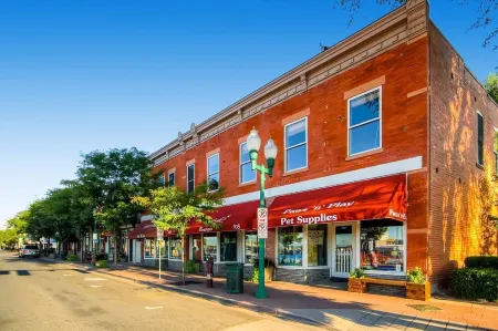 Olde Town Gold-2 bed/1 bath in Olde Town Arvada Отели рядом с достопримечательностью «Парк Хоскинсон»