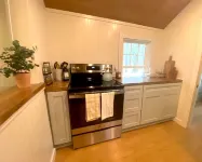 Renovated cabin / beach access / 1+ acre of woods