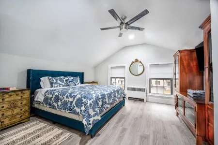 Beautifully Restored 6BR in the heart of Windham Отели в г. Виндхам