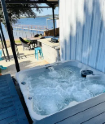 Lakefront retreat with private Boat Ramp, Dock, Hot Tub, and Stunning Sunsets ☀️