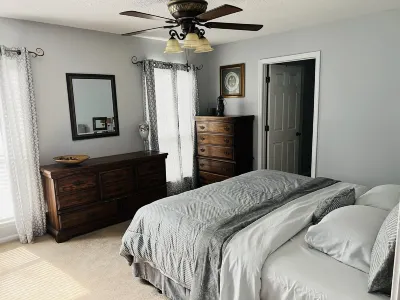 Spacious Charming Home Hotel dekat Chris Gilman Stadium