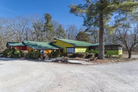 New Luxury Cabin by Lake ~ Book today!